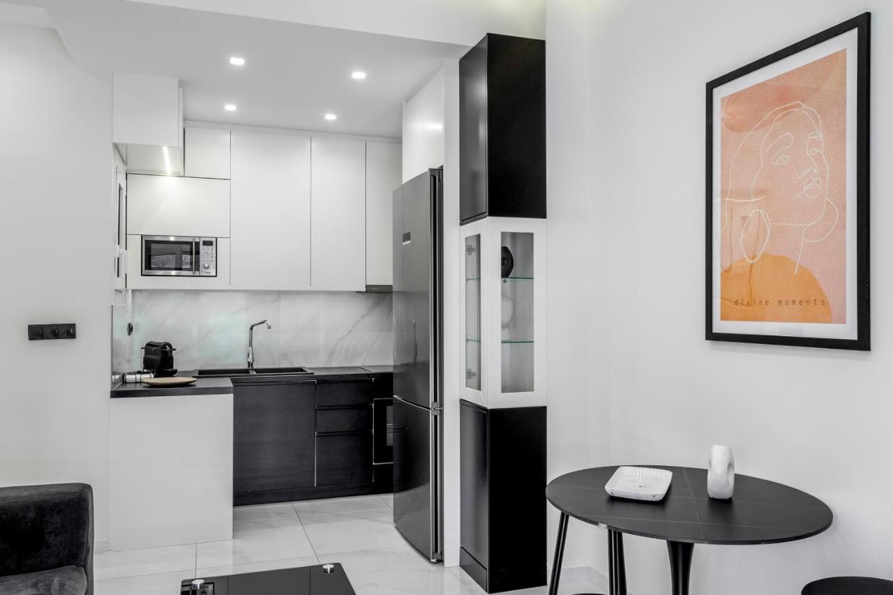 Central 2Br Apartment In The Heart Of Atena Exterior foto