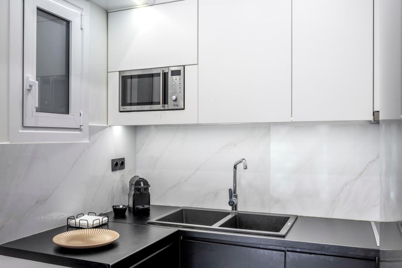 Central 2Br Apartment In The Heart Of Atena Exterior foto