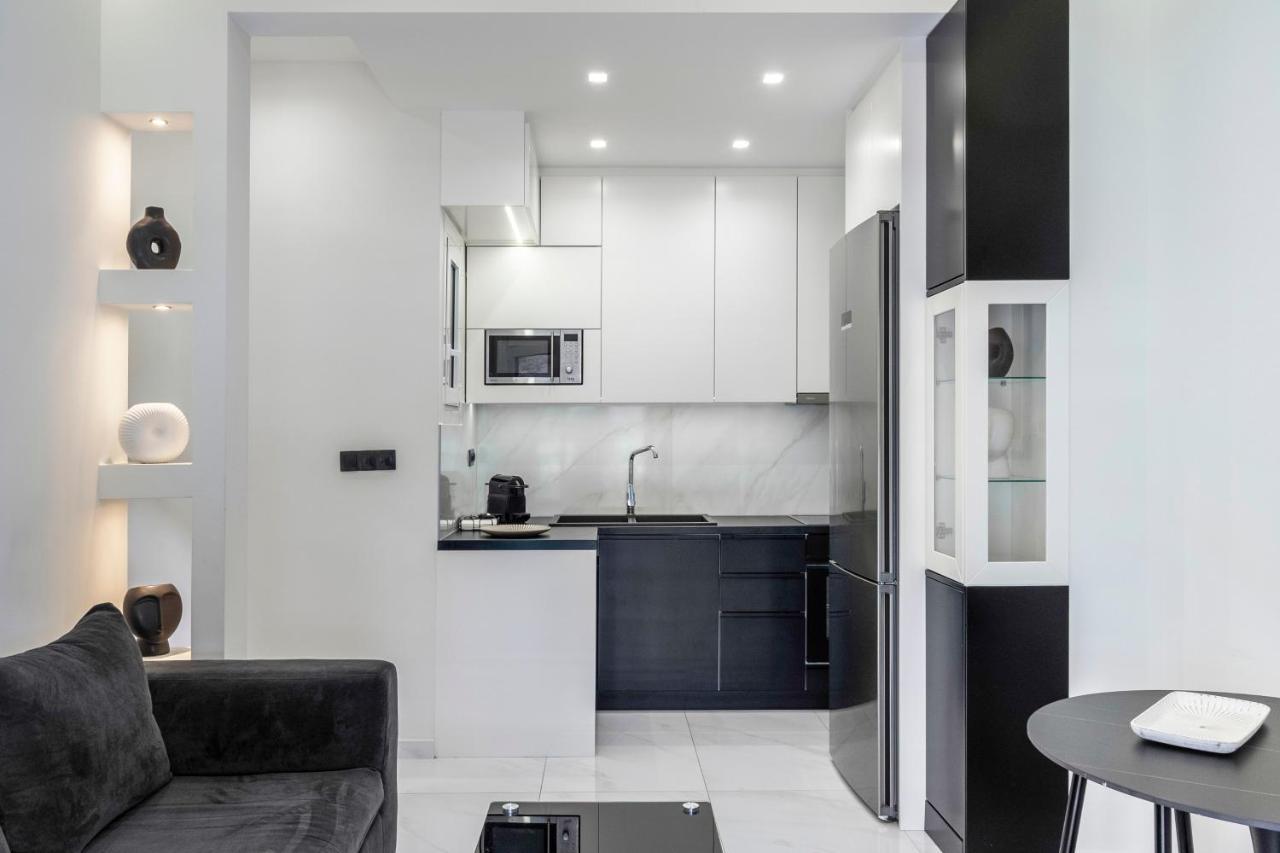 Central 2Br Apartment In The Heart Of Atena Exterior foto