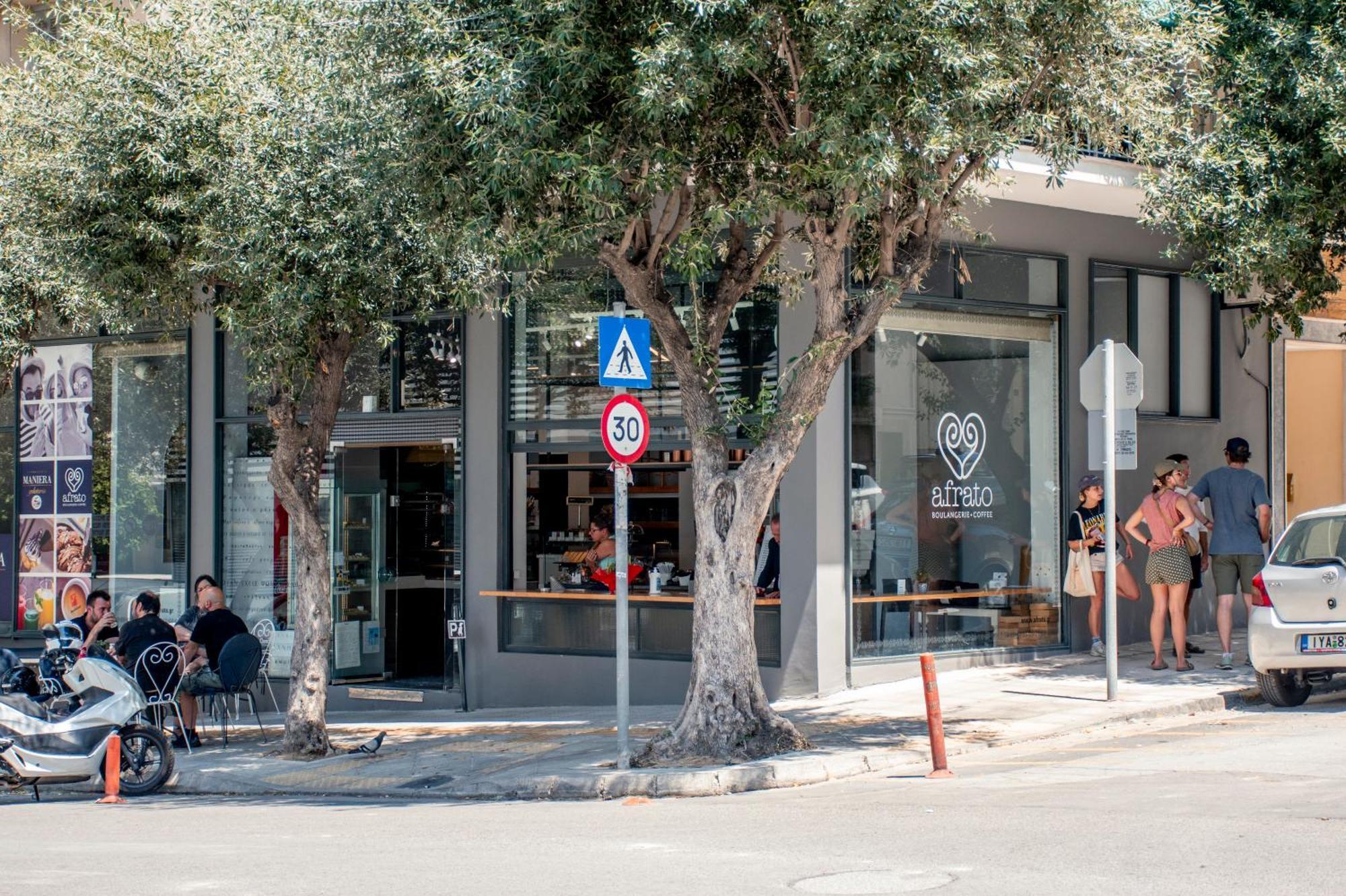 Central 2Br Apartment In The Heart Of Atena Exterior foto